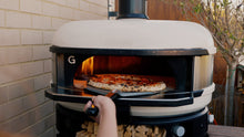 Laden Sie das Bild in den Galerie-Viewer, AMZBBQ® Premium Pizzaschieber - 30 x 66 cm Perforierte Pizzaschaufel aus Harteloxiertem Aluminium zum Leichten Gleiten auf Pizzastein…