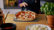 Laden Sie das Bild in den Galerie-Viewer, AMZBBQ® Premium Pizzaschieber - 30 x 66 cm Perforierte Pizzaschaufel aus Harteloxiertem Aluminium zum Leichten Gleiten auf Pizzastein…