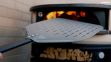 Laden Sie das Bild in den Galerie-Viewer, AMZBBQ® Premium Pizzaschieber - 30 x 66 cm Perforierte Pizzaschaufel aus Harteloxiertem Aluminium zum Leichten Gleiten auf Pizzastein…
