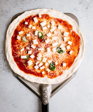 Laden Sie das Bild in den Galerie-Viewer, AMZBBQ® Premium Pizzaschieber - 30 x 66 cm Perforierte Pizzaschaufel aus Harteloxiertem Aluminium zum Leichten Gleiten auf Pizzastein…