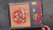 Laden und Abspielen von Videos im Galerie-Viewer, AMZBBQ® Premium Pizzastein - 100% Made in Germany - für Backofen & Gasgrill bis 1300°C - 3er Set inkl. Edelstahl Pizzaschieber & Rezeptbuch