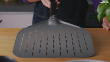 Laden und Abspielen von Videos im Galerie-Viewer, AMZBBQ® Premium Pizzaschieber - 30 x 66 cm Perforierte Pizzaschaufel aus Harteloxiertem Aluminium zum Leichten Gleiten auf Pizzastein…