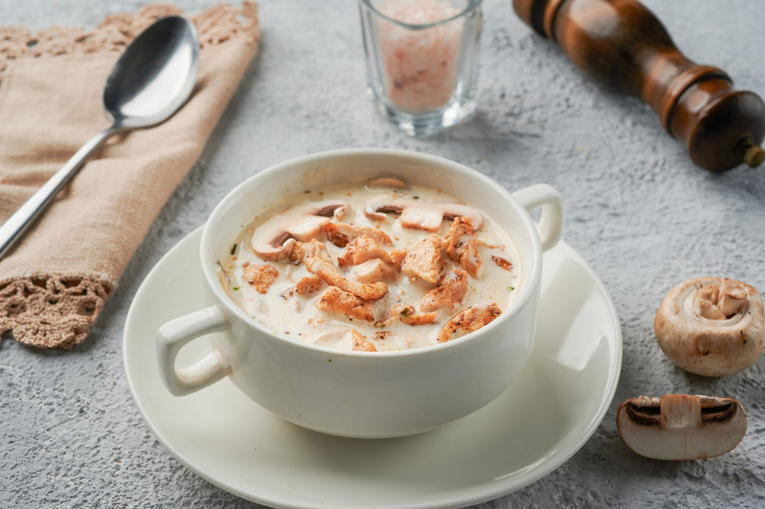 Stockfoto: Hähnchenstücke und Champignons in heller cremiger Sauce in einer Servierschale. Foto: ahmed kh. jami / Pexels.