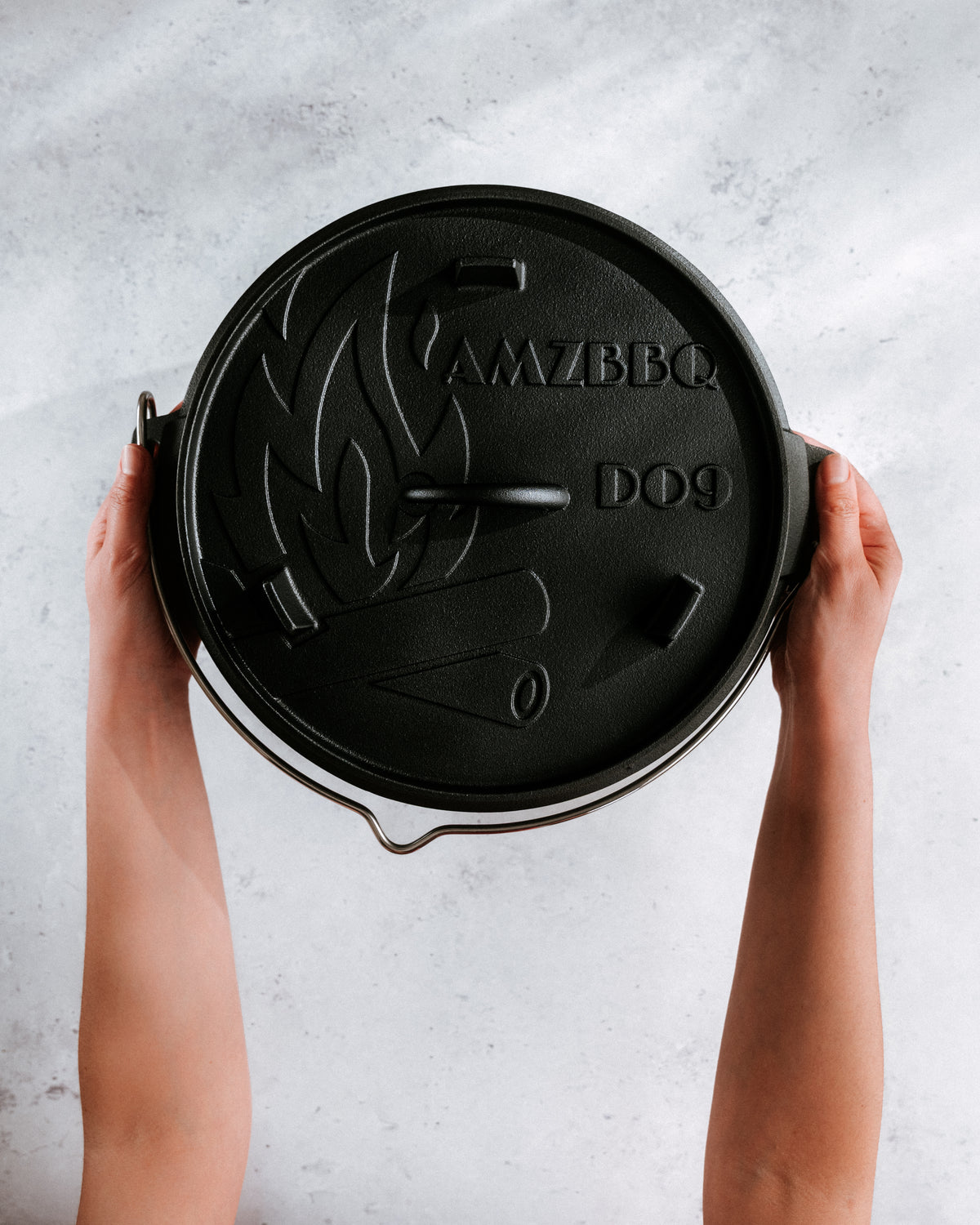 AMZBBQ DO9 Dutch Oven von oben mit seitlichen Griffen und Bügel