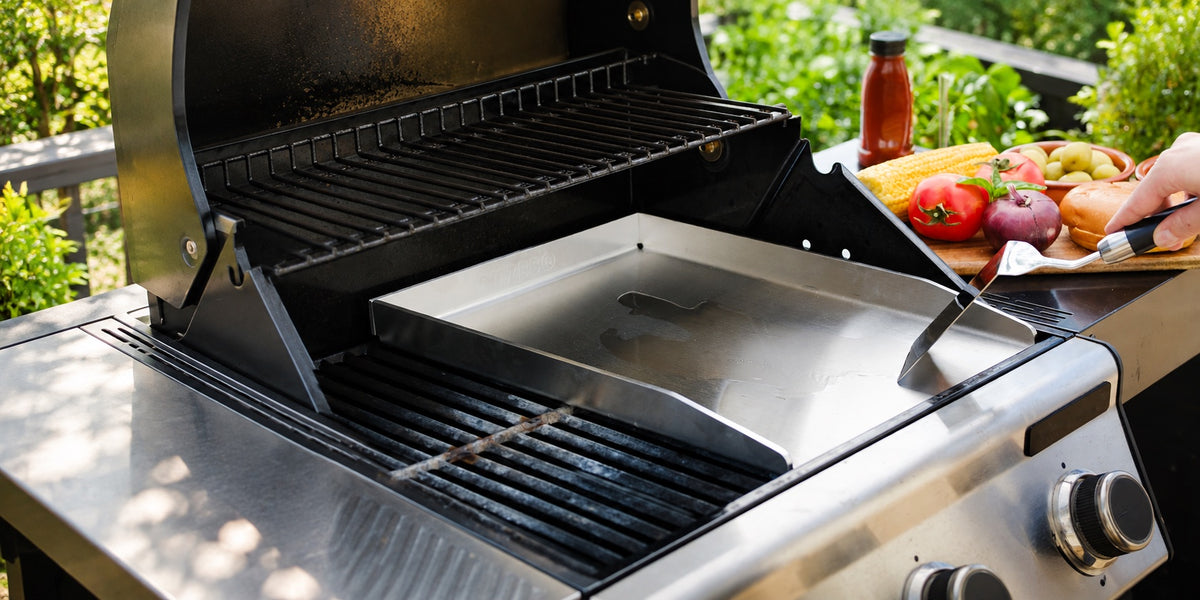 AMZBBQ Edelstahl-Plancha im geöffneten Grill mit erweitertem Außenbereich