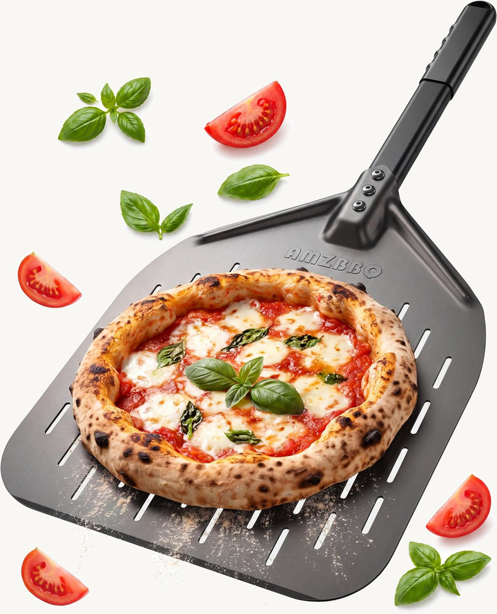 AMZBBQ Pizzaschieber Classic mit Pizza vor dezent hellbeigem Hintergrund