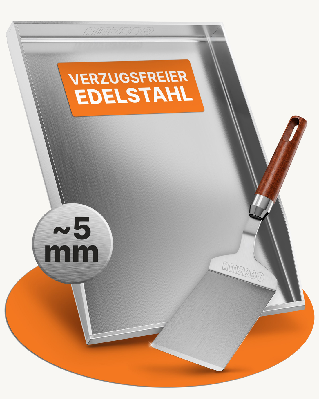 Geschlossene Edelstahl-Plancha mit Holzgriffspachtel auf beigem Hintergrund