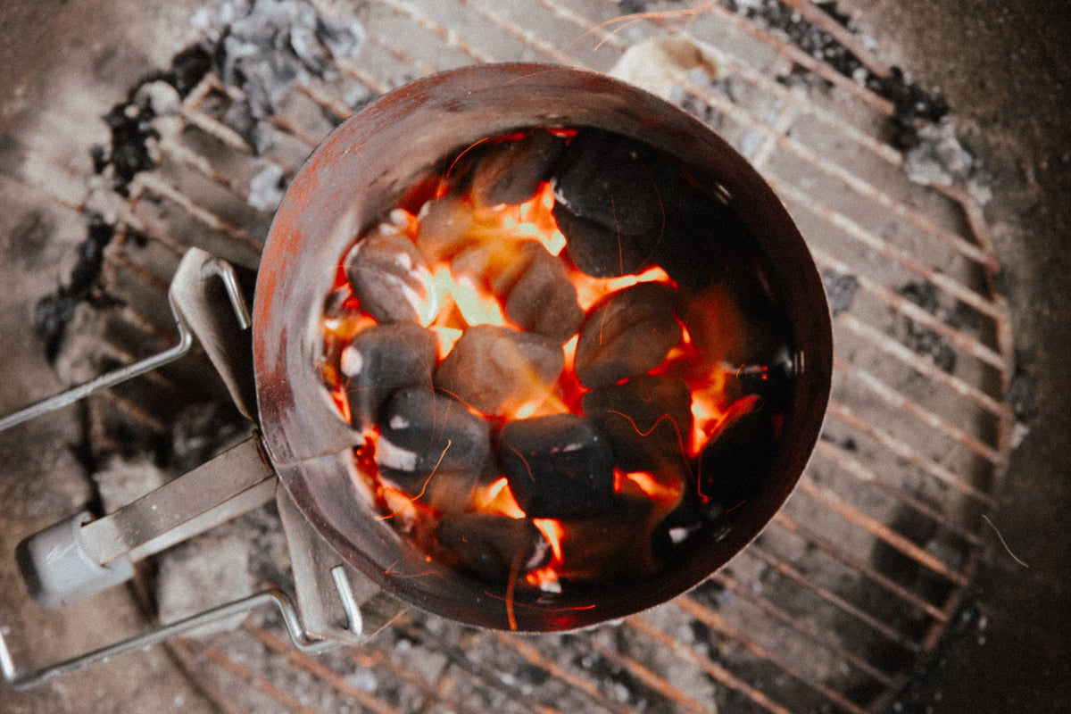 Glühende Grillbriketts in einem Anzündkamin von oben