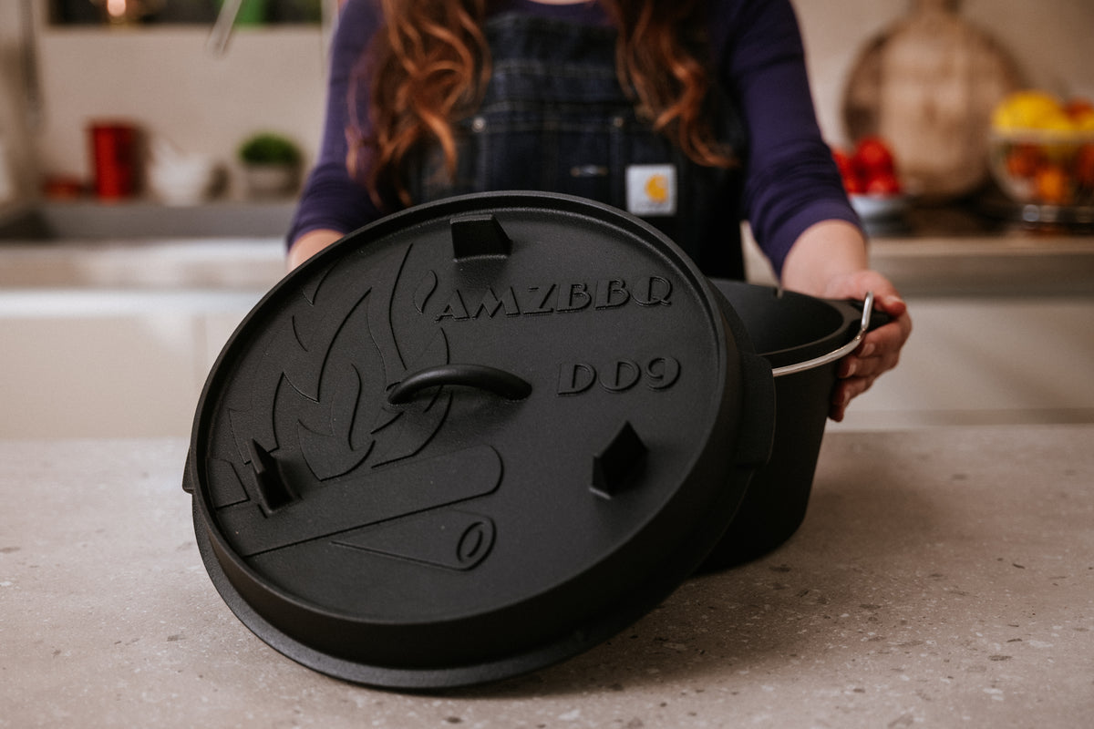 AMZBBQ DO9 mit geöffnetem Topf und angelehntem Deckel